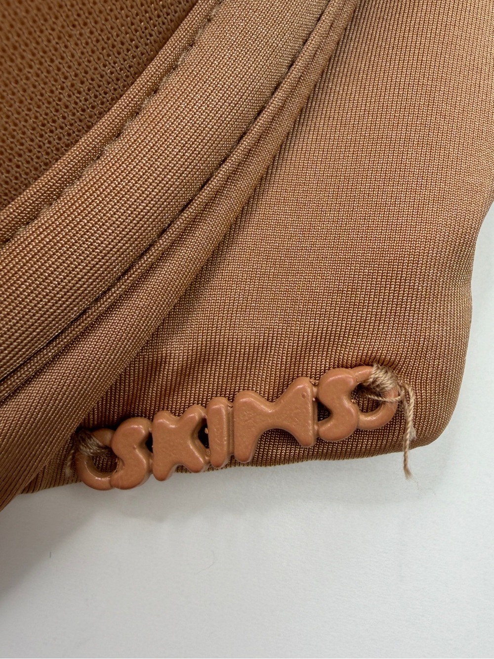 Skims Plunge Neckline Bra Tan GUC 36DDDD - Picture 4 of 6